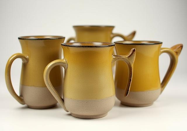 Håndlavede keramikkrus i jordnære toner